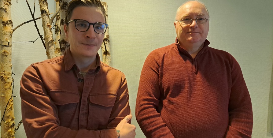 Två personer på bilden. Den till höger är Andreas med glasögon och skjorta. Den till vänster är Mikael med glasögon och tröja. 