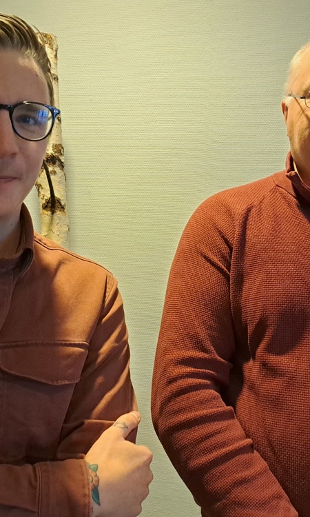 Två personer på bilden. Den till höger är Andreas med glasögon och skjorta. Den till vänster är Mikael med glasögon och tröja. 