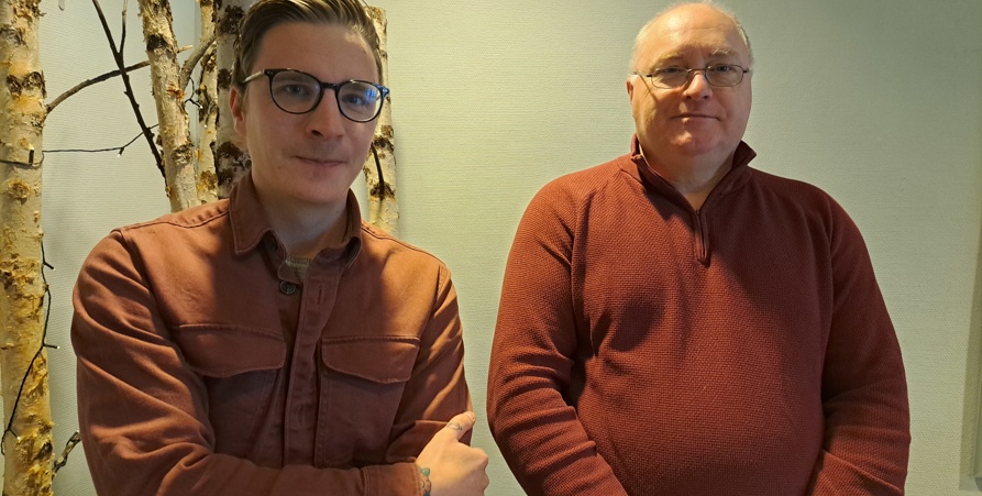 Två personer på bilden. Den till höger är Andreas med glasögon och skjorta. Den till vänster är Mikael med glasögon och tröja. 