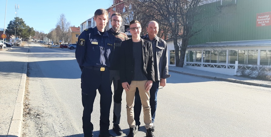 Fyra personer står samlade i en grupp på vägen utanför Bil och fritid.