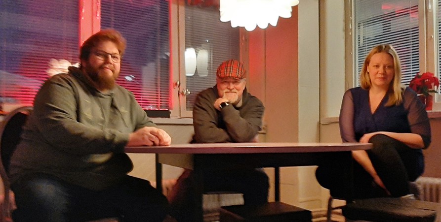 Isak, Keka och Ida sitter vid ett bord på Fritidsgården. Foto Victoria Andersson.